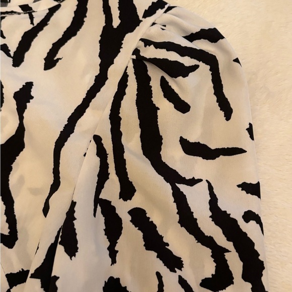 SHEIN ZEBRA PRINT LONG SLEEVE OPEN BACK CROP TOP SZ MEDIUM - Picture 4 of 10